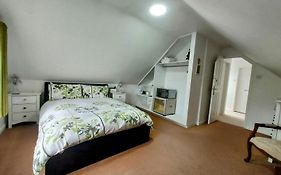 Capella - Peaceful, Comfortable, Rooms - Private Shower - Free Parking - Corporate, Professional, Contractor, Trades, Crew, Holiday, Village Stay